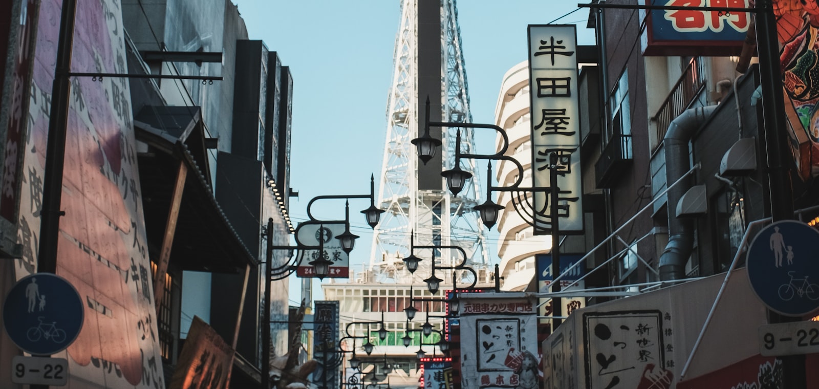 大阪の街並み（通天閣・新世界エリア）。